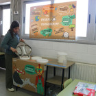 Una alumna de l'escola Jaume Balmes de Cervera classifica els aliments sobrants del dinar.
