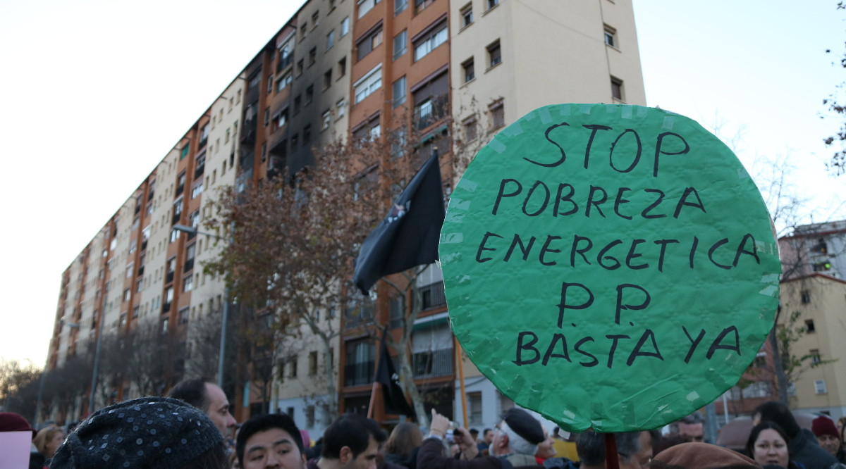 L'edifici incendiat al barri de Sant Roc amb un cartell amb el lema 'Stop pobresa energètica', durant la manifestació a Badalona. Andrea Zamorano (ACN)