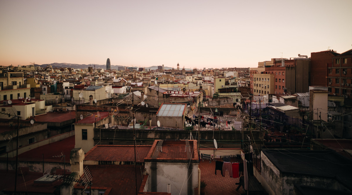 La ciutat de Barcelona, vista des d'un terrat. Nils Nedels (Unsplash)