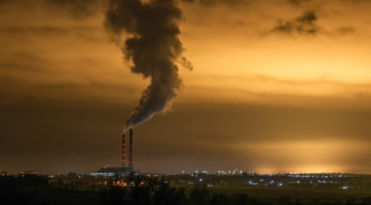 Una fàbrica deixa anar fum a l'atmosfera. Roman Khripkov (Unsplash)