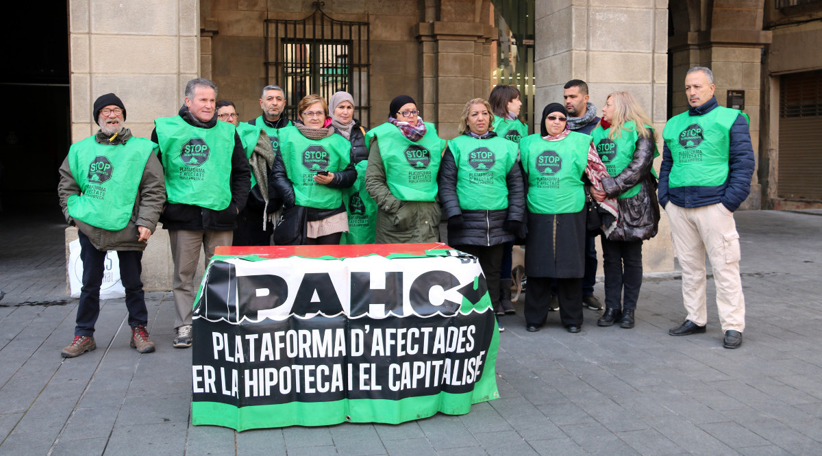 Diversos membres de la PAHC davant l'Ajuntament de Manresa. Estefania Escolà (ACN)