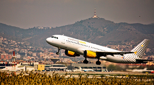 Un avió enlairant-se en un aeroport. Arnau (BCN) a Flickr