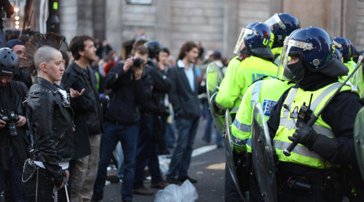 Una manifestació, vigilada per cossos policials. Jonathan Harrison (Unsplash)
