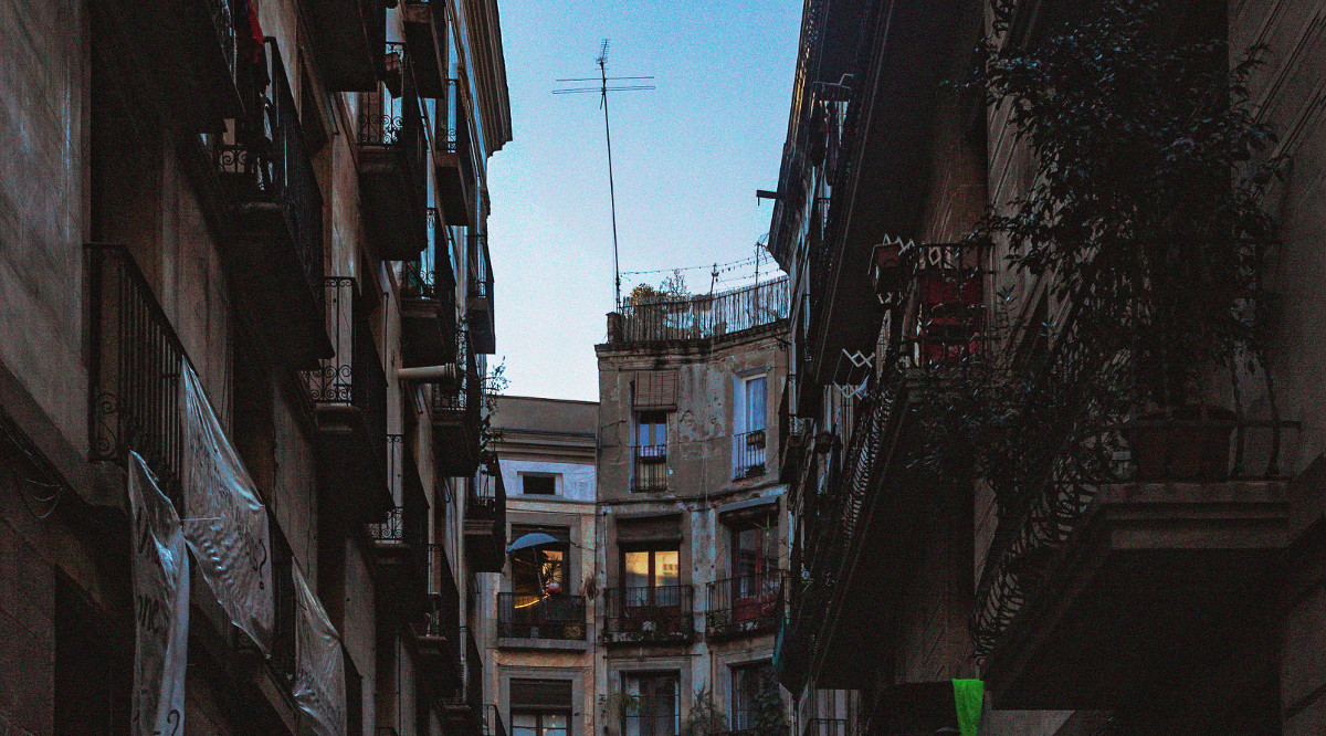 Un carrer del districte de Ciutat Vella de Barcelona. Alban Martel (Unsplash)