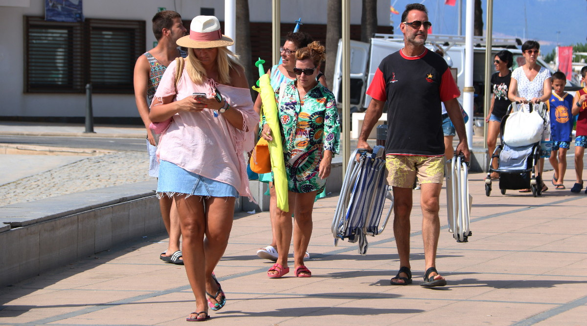 Un grup de turistes passegen al Passeig Marítim de Cambrils. Mar Rovira (ACN)