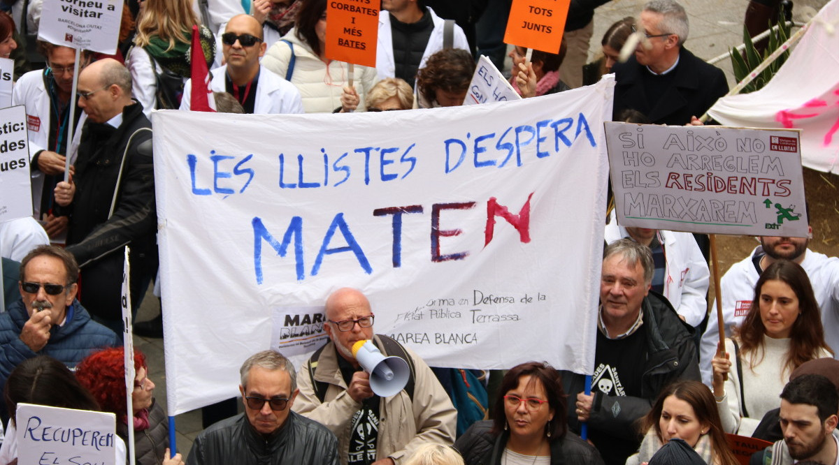 Una pancarta reivindicativa en la manifestació de la sanitat concertada a Terrassa. Norma Vidal (ACN)