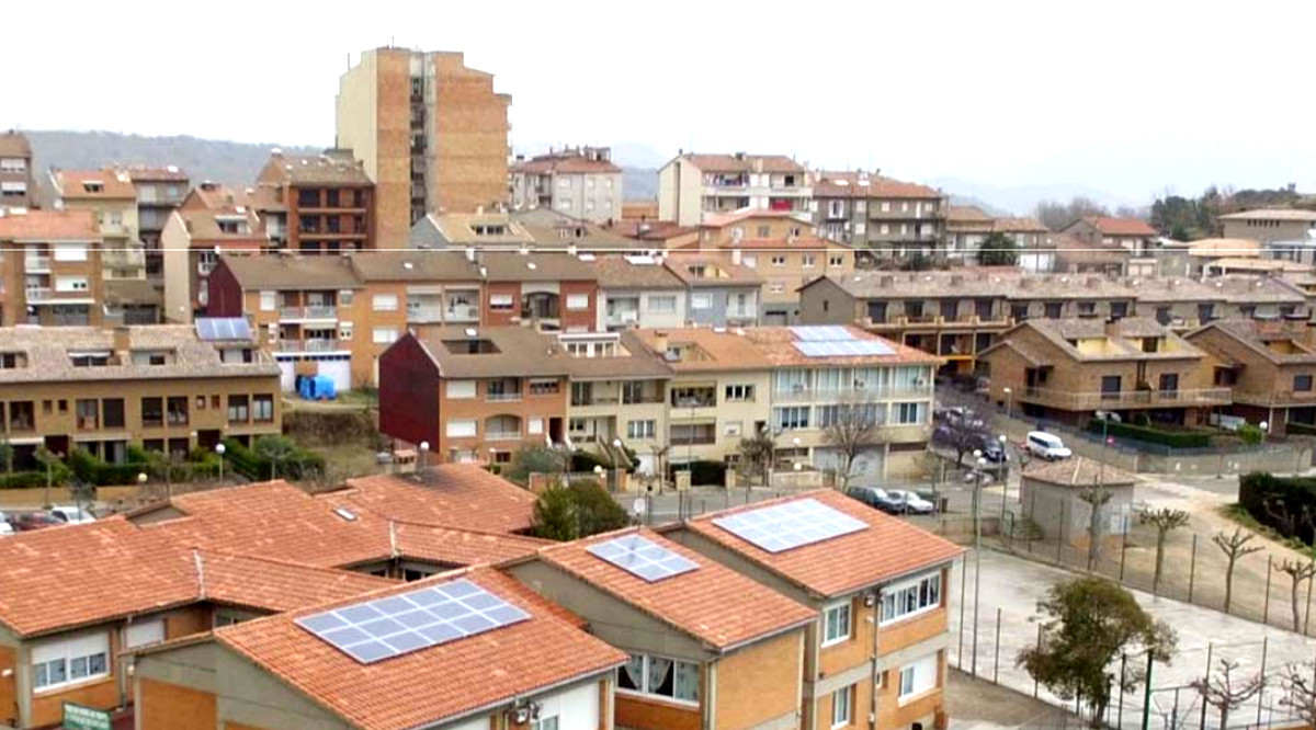 Plaques solars instal·lades en uns terrats. Ajuntament d\'Avià