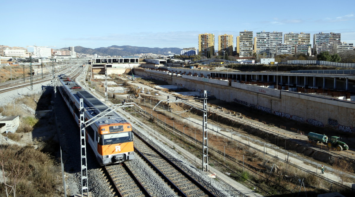 Un tren de Rodalies passa pel costat de les obres de l'estació de la Sagrera. Josep Ramon Torné (ACN)