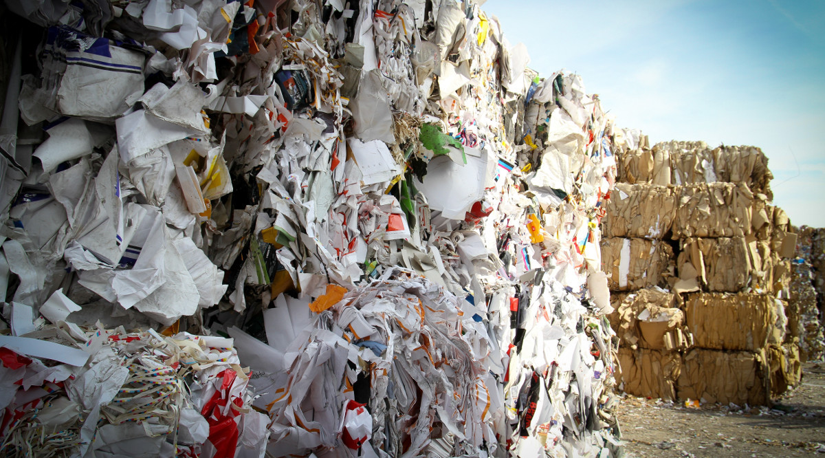 Una muntanya de paper per reciclar. Bas Emmen (Unsplash)