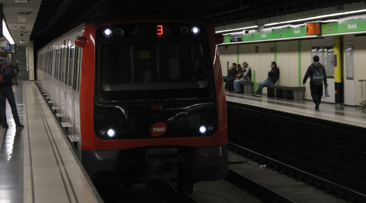 Un metro de Barcelona arriba a una estació. Aleix Freixas (ACN)
