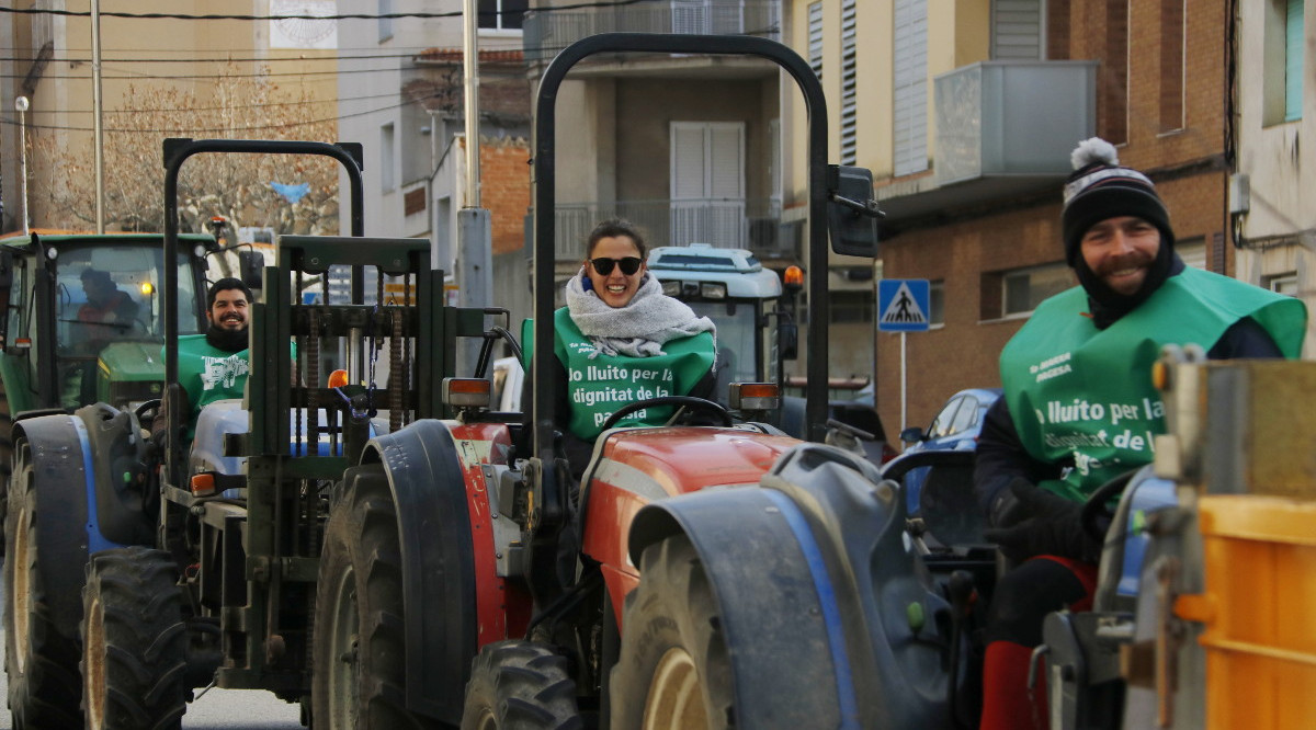 Tres joves pagesos en la tractorada convocada per reclamar mesures per la crisi al sector, sortint del Morell. Sílvia Jardí (ACN)