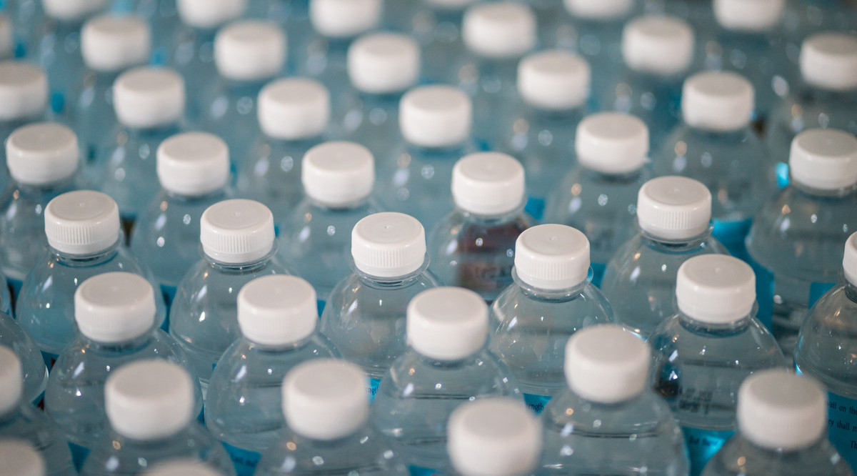 Un munt d'ampolles de plàstic, en una fàbrica. Jonathan Chng (Unsplash)