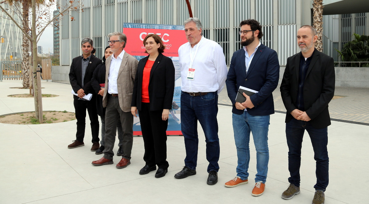 Alcaldessa Ada Colau, amb representants dels ajuntaments de València, Pamplona, Cadis, Madrid i Saragossa. Nazaret Romero (ACN)