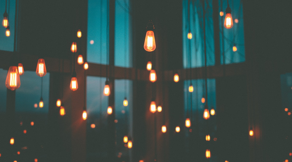 Una habitació il·luminada amb un munt de bombetes. Dil (Unsplash)