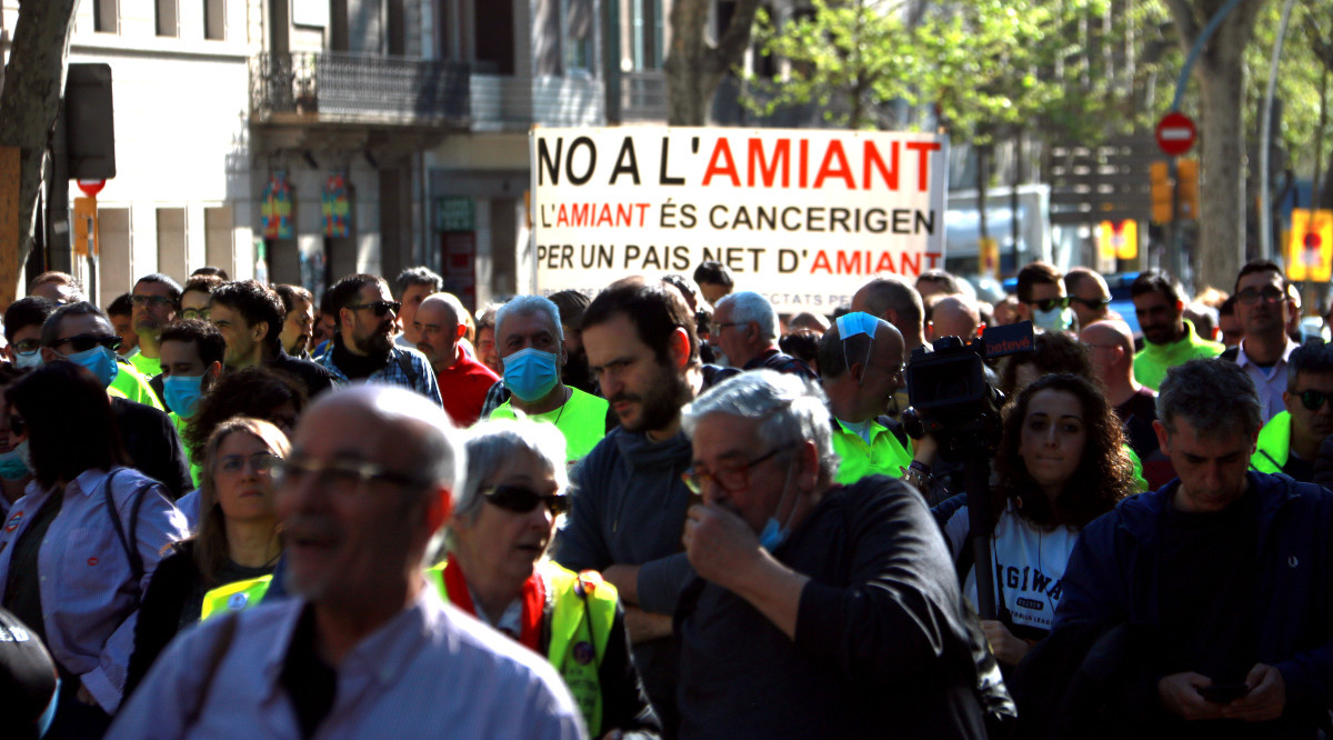Desenes de treballadors de TMB marxen pels carrers de Barcelona contra la presència d'amiant a les instal·lacions del Metro.. Aina Martí (ACN)