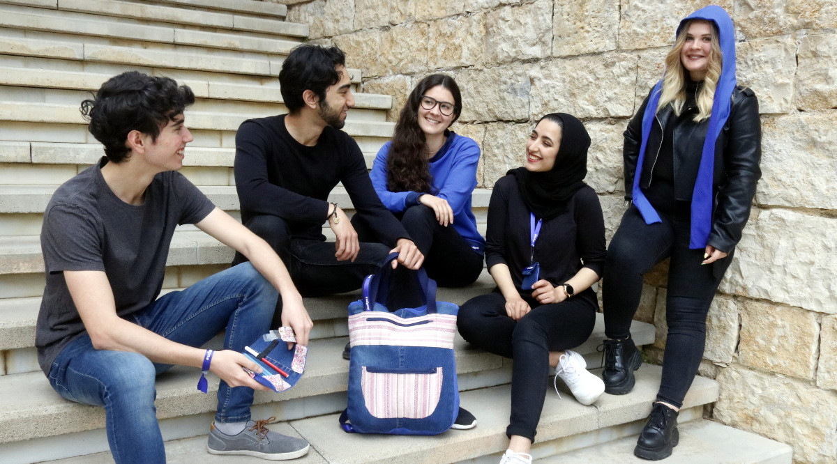 Estudiants amb els articles de la nova línia de marxandatge tèxtil amb valor social de la UdG. Xavier Pi (ACN)