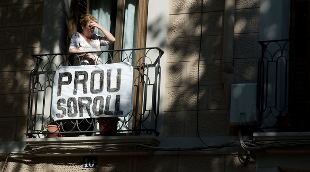 Una veïna posa una pancarta per queixar-se del soroll al balcó. Xavi Valero (Flickr)