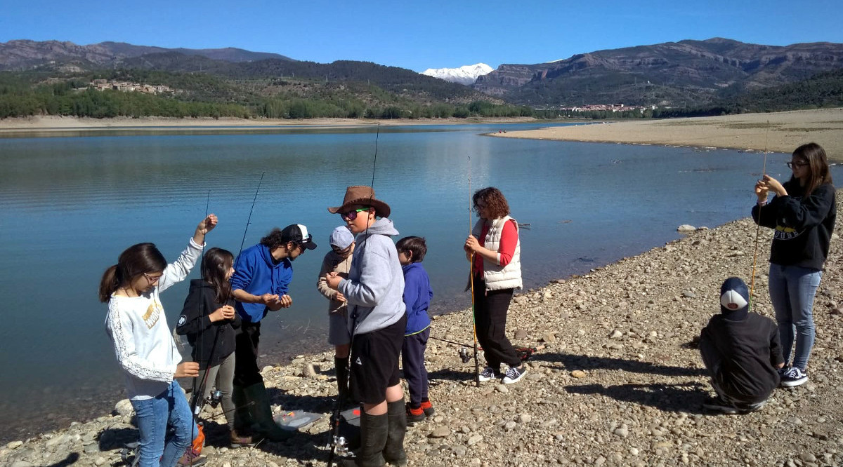 Un grup de nens a una classe de pesca al pantà de Sant Antoni a Talarn. Escola de Pesca del Pallars