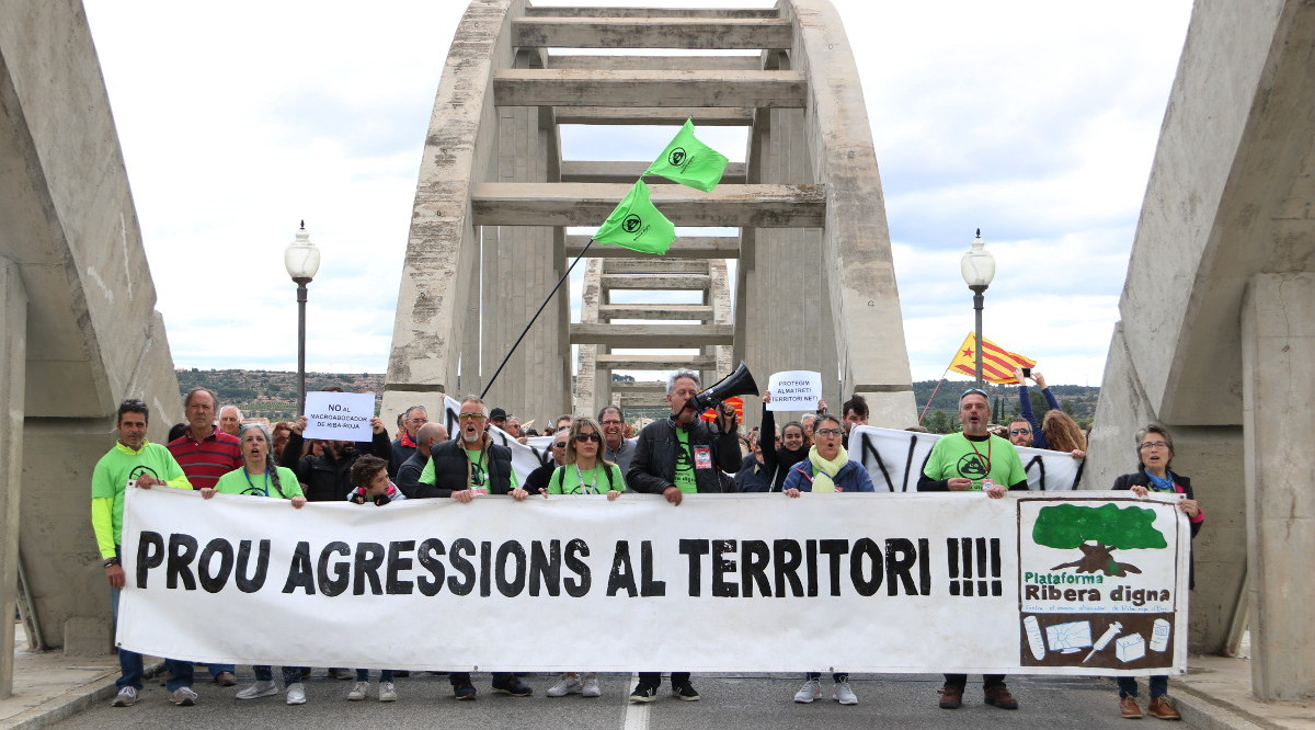 La capçalera de la manifestació dels contraris al projecte de l'abocador de Riba-roja d'Ebre durant la marxa. Mar Rovira (ACN)