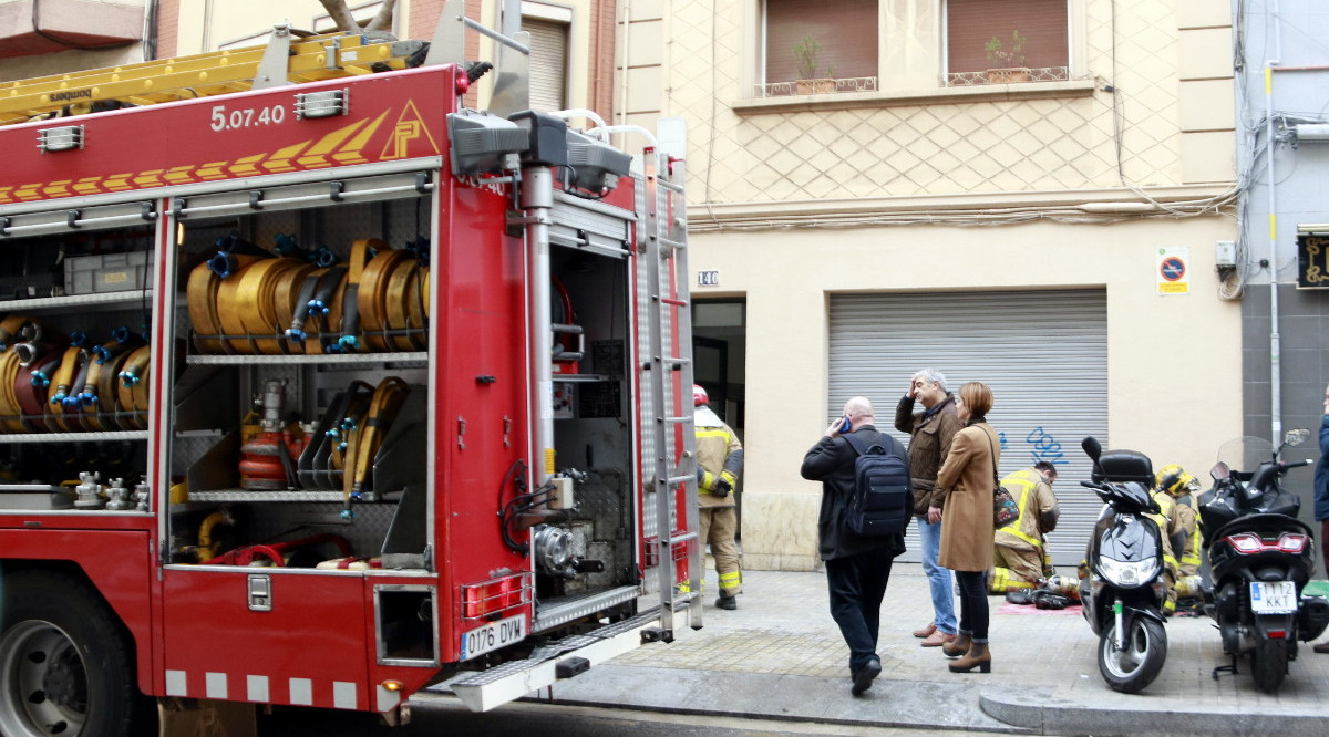Un vehicle dels Bombers davant l'edifici on una dona i un nen han mort en l'incendi d'un pis. Laura Fíguls (ACN)