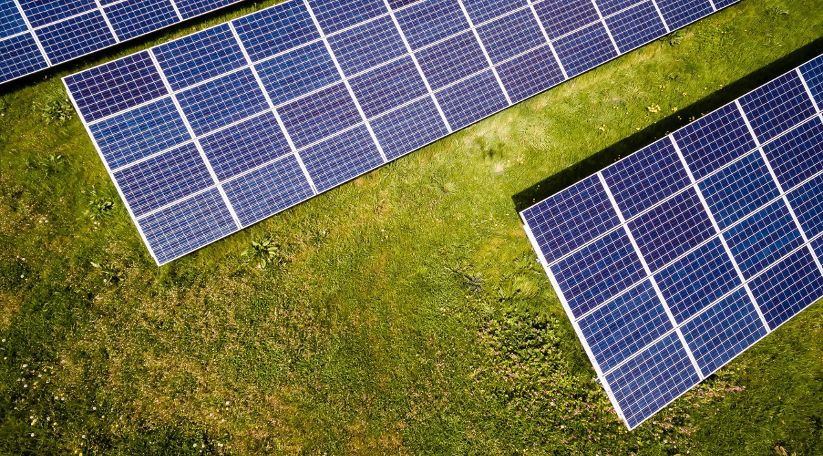 Un informe ha analitzat les teulades dels municipis que serien òptimes per col·locar-hi plaques solars. Andreas Gücklhorn (Unsplash)