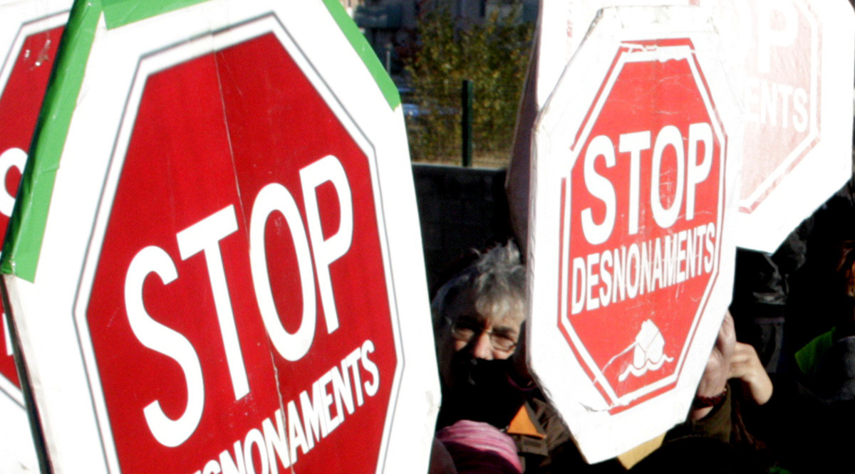 Detall d'uns cartells de la PAH demanant 'Stop desnonaments'. (ACN)