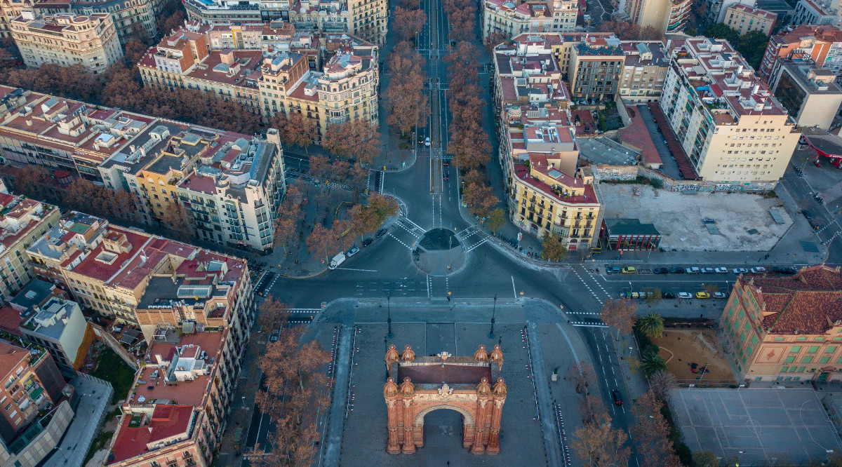 Panoràmica del passeig de Sant Joan de Barcelona. Shai Pal (Unsplash)