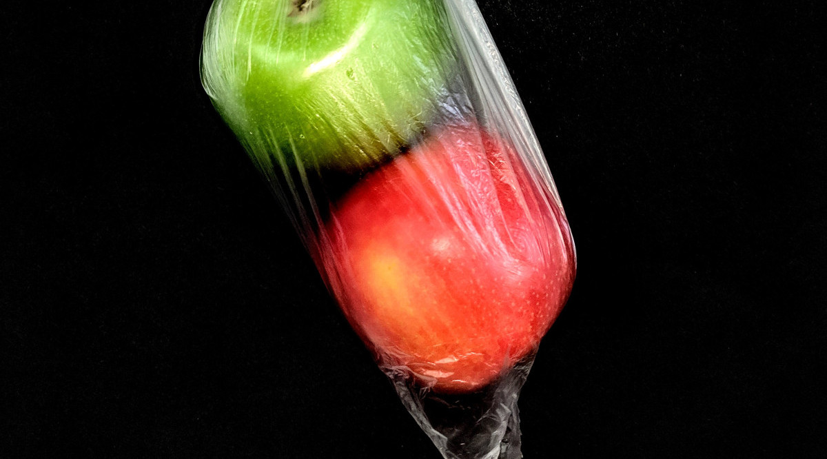 Dues peces de fruita dins una bossa de plàstic. Sophia Marston (ACN)