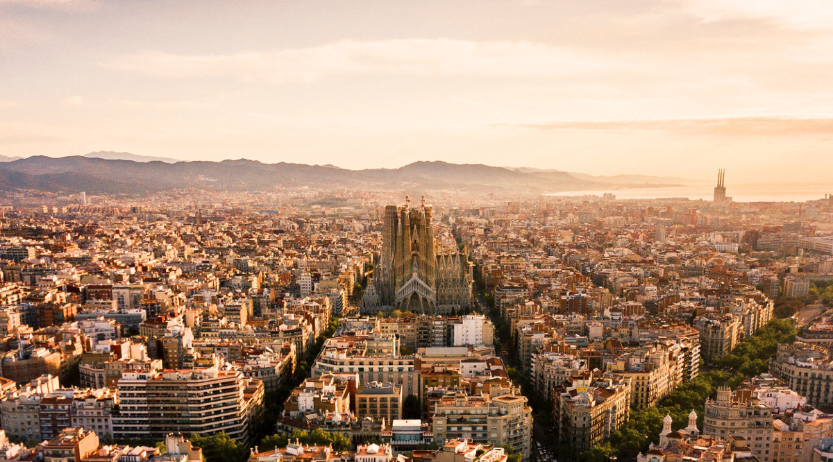 Fotografia aèria de Barcelona durant el dia. Alfons Taekema (Unsplash)