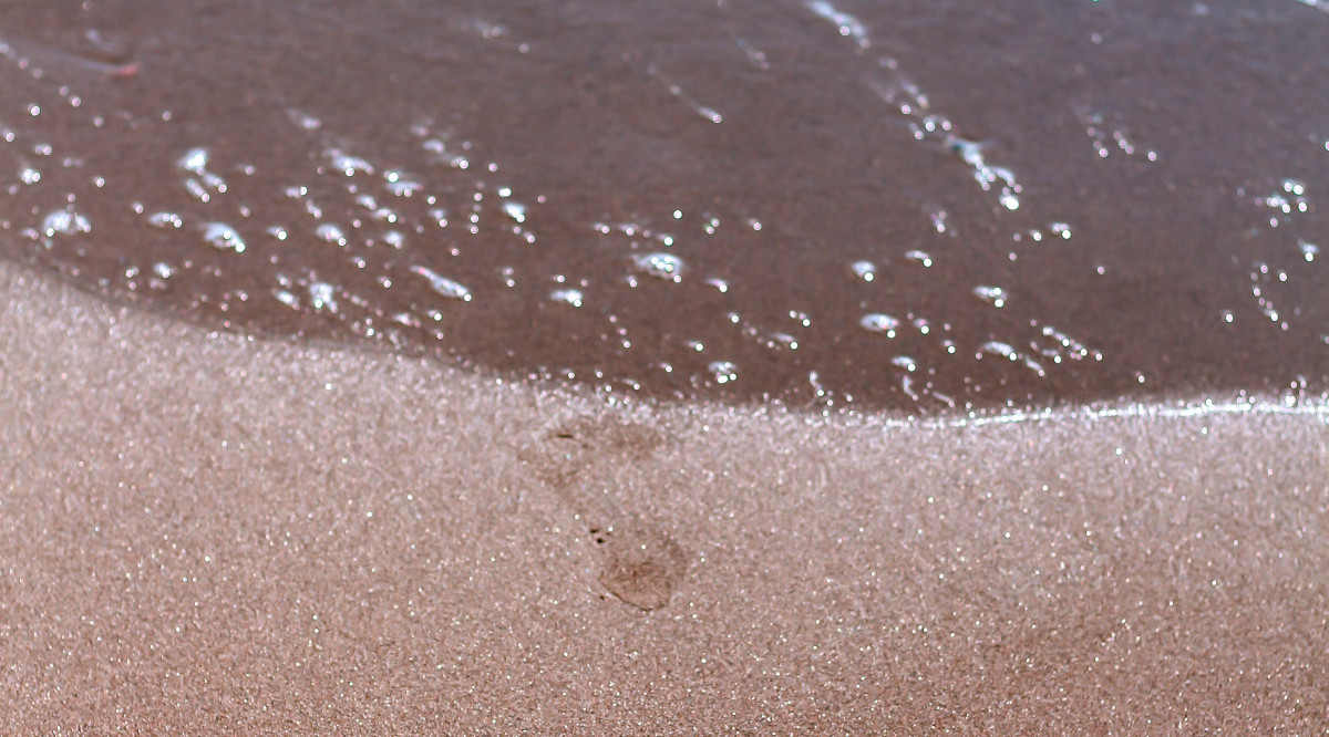 Una petjada a la platja. Blanche Peulot (Unsplash)