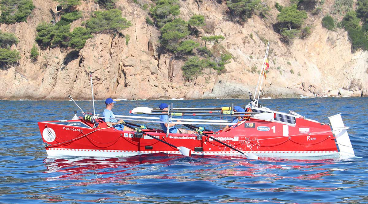 L'embarcació Ocean Cats durant la seva travessia per la Costa Brava. Aleix Freixas (ACN)
