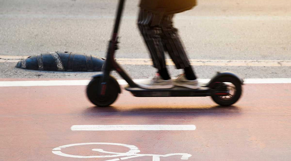 Un patinet elèctric circula per un carril de bicicletes. Ajuntament de Salt