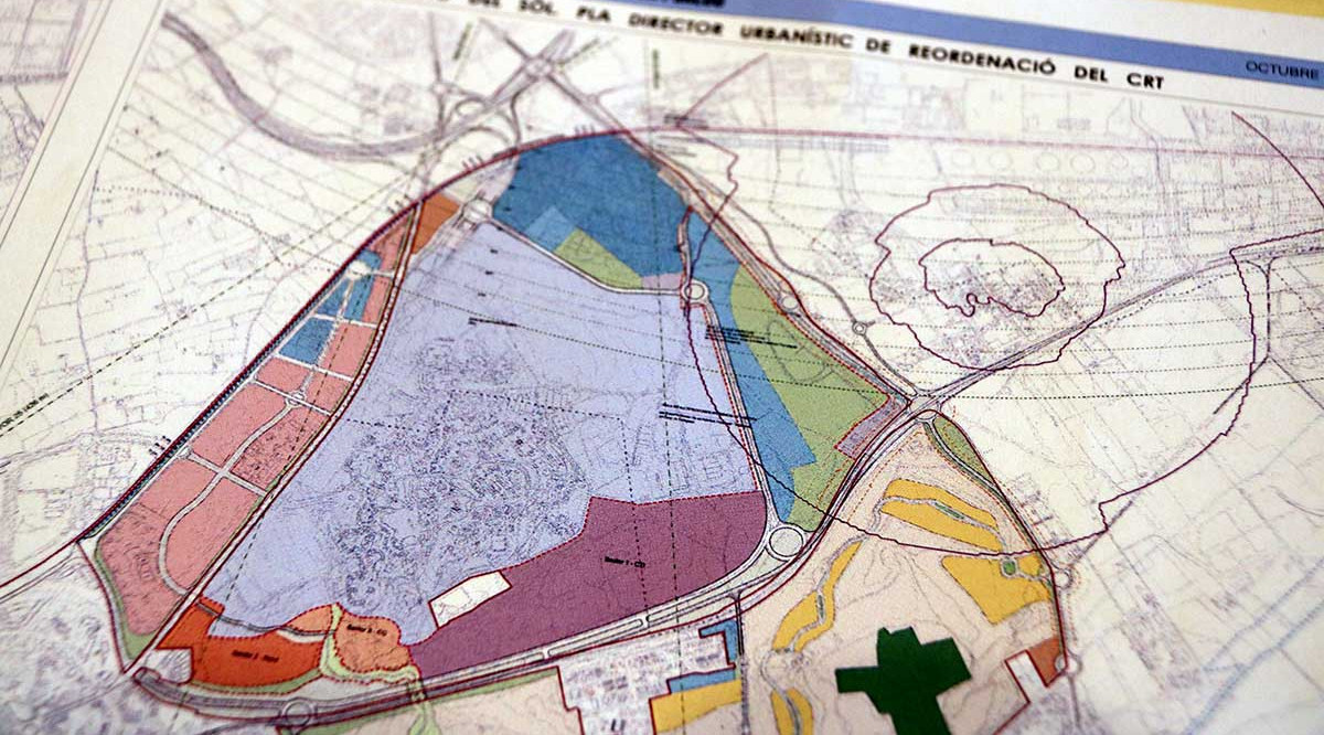 Plànol amb els usos del CRT de Vila-seca i Salou, amb una franja en vermell al centre on es preveu el complex de Hard Rock, i els sectors d'espais verds i d'equipaments. Roger Segura (ACN)