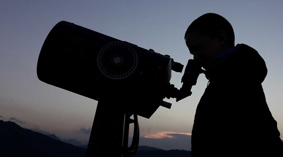 Una persona observa en un dels telescopis del Centre d'Observació de l'Univers del Parc Astronòmic del Montsec. FGC