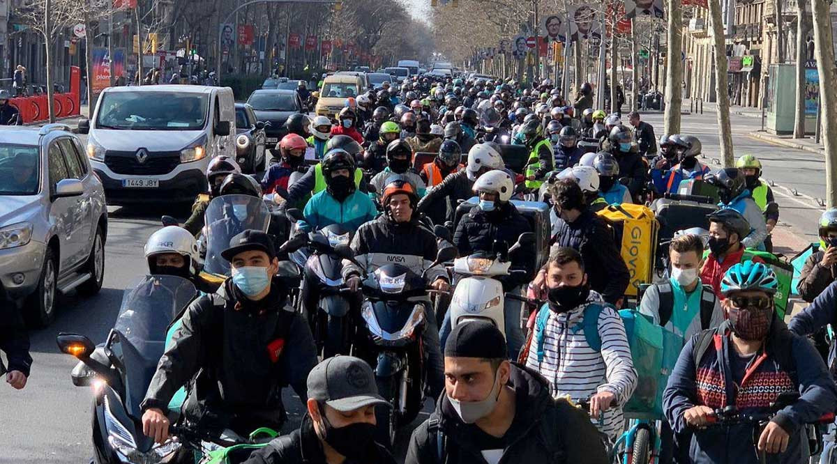 La manifestació de repartidors contra la 'Llei Rider' passant per la Gran Via de Barcelona. Cedida per APRA