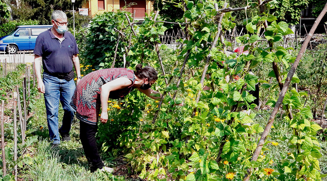 Els veïns, treballant a l'hort comunitari de Senterada. Marta Lluvich
