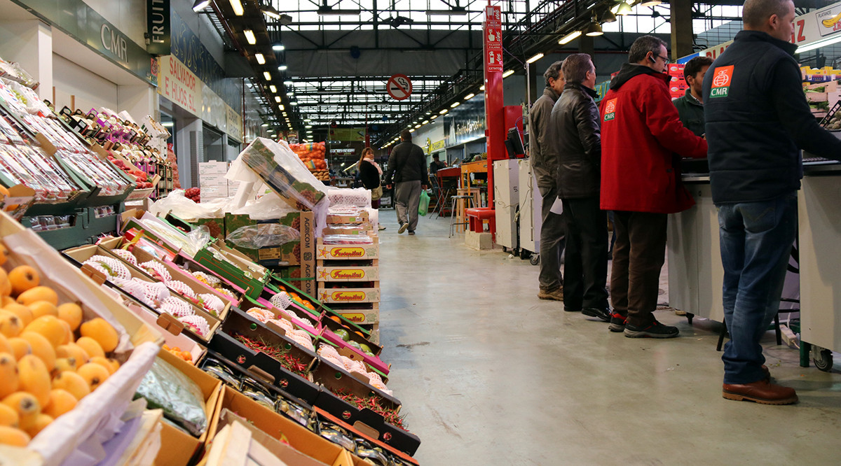 Aliments i compradors al Mercabarna, de Barcelona. ACN