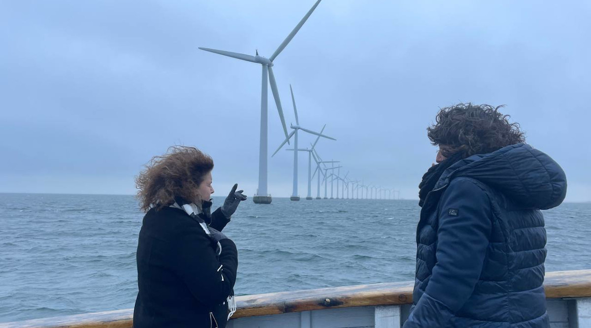 La consellera d'Acció Climàtica, Teresa Jordà, durant una visita a un parc eòlic marí a Dinamarca. ACN