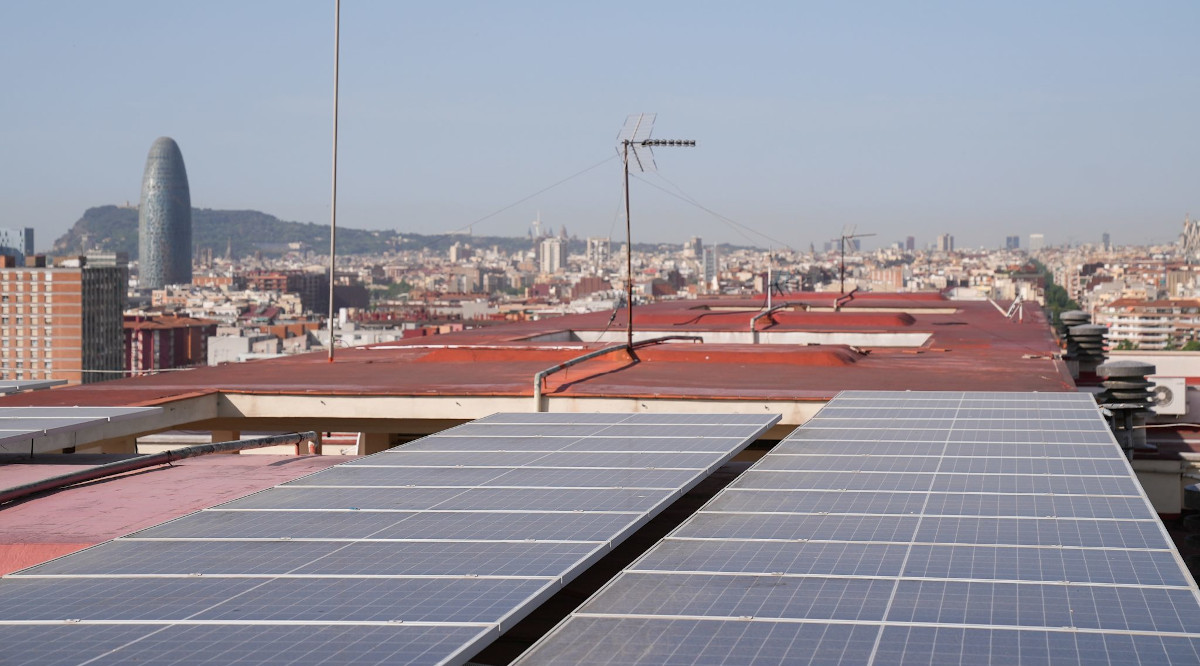 Plaques fotovoltaiques a una terrat de Barcelona. Ajuntament de Barcelona