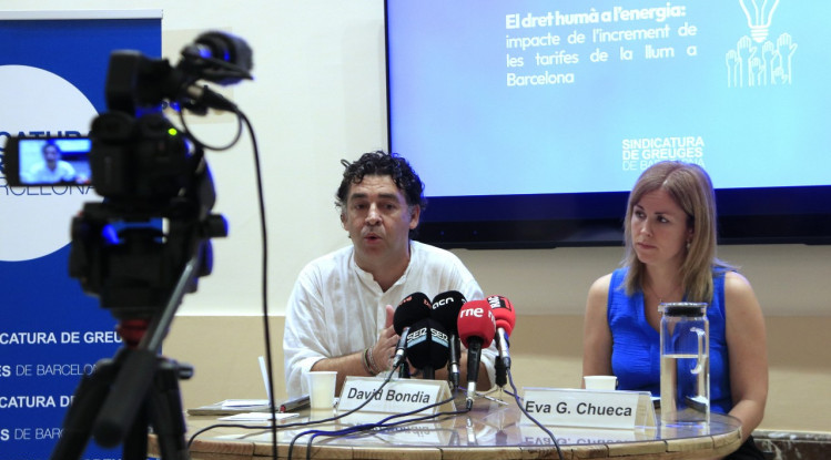 El síndic de greuges de Barcelona, David Bondia, i l'adjunta a la Sindicatura, Eva Garcia Chueca, en roda de premsa. ACN