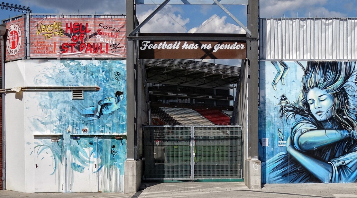 L'afició del Sankt Pauli FC, club de futbol alemany, és un dels equips que més promou els seus valors a través de l'esport. A les entrades del seu estadi s'hi poden llegir frases com: "Football has no gender". Txmx 2, Flickr