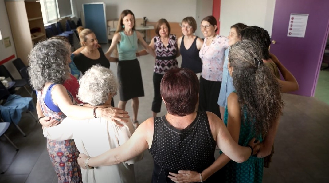 El projecte Cor de Dones, impulsat per la cooperativa manresana Cultura del Bé Comú, és una coral que va des de l’acompanyament emocional a la facilitació de conflictes. Cultura del Bé Comú