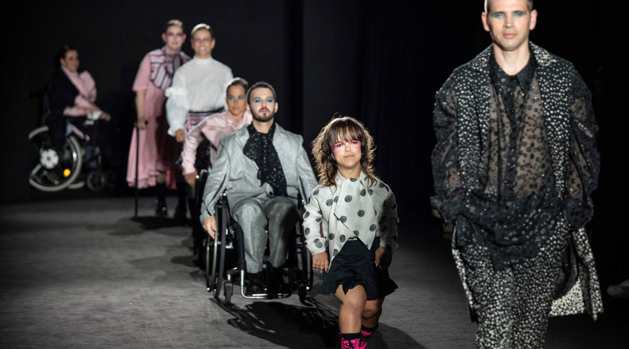 Models amb discapacitat desfilant a la passarel·la de la 080 Barcelona Fashion, 2023.. Free Form Style