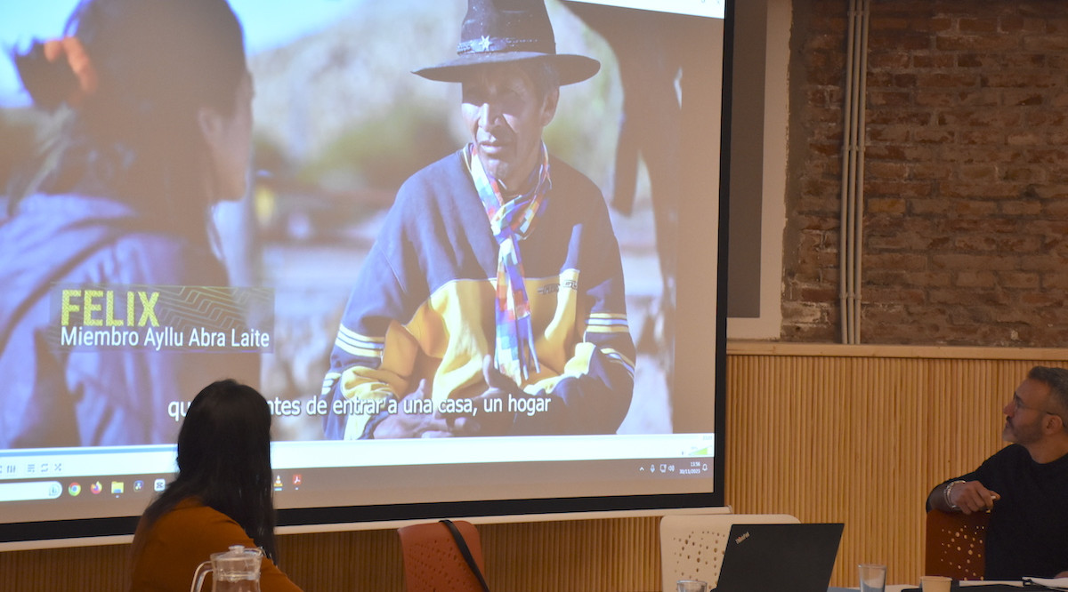 L'organització alterNativa va projectar un fragment del documental 'Antes del litio', sobre l'impacte de l'extractivisme del metall a l'altiplà andí. Laia Coronado Nadal