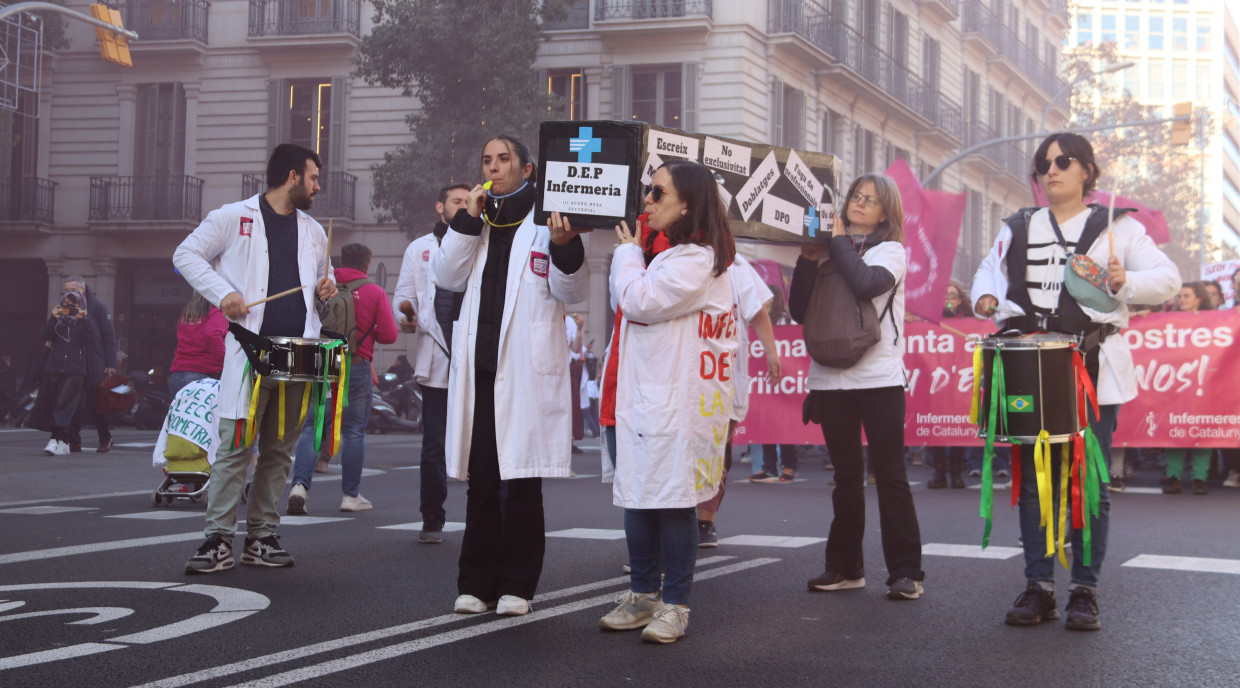 Participants de la manifestació convocada pel Sindicat d'Infermeres de Catalunya a la plaça d'Urquinaona. ACN, Maria Pratdesaba
