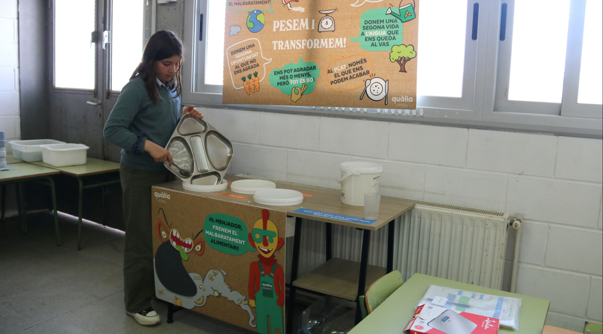 Una alumna de l'escola Jaume Balmes de Cervera classifica els aliments sobrants del dinar.. Alba Mor