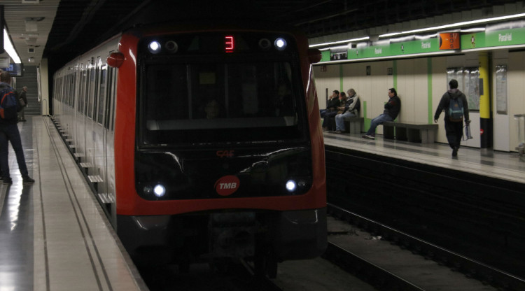 Un dels trens del metro de Barcelona. Aleix Freixas (ACN)