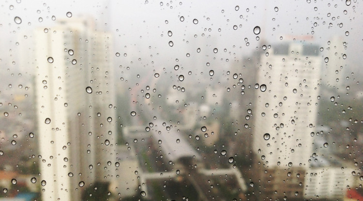 La pluja des de la finestra d'un gratacel. Thanun Buranapong (Unsplash)