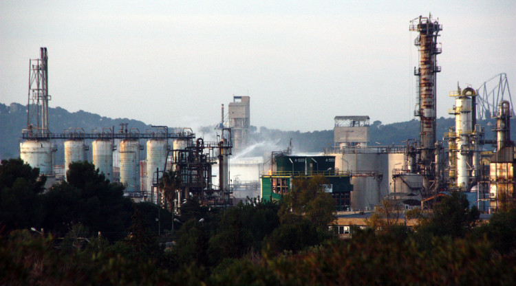 La planta d'IQOXE a la Canonja, al Tarragonès, amb els raigs d'aigua dels Bombers remullant la zona de l'explosió. Roger Segura (ACN)