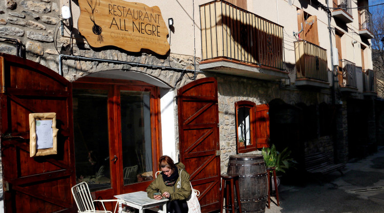 Tres joves obren un restaurant vegetarià al Pallars Sobirà. ACN